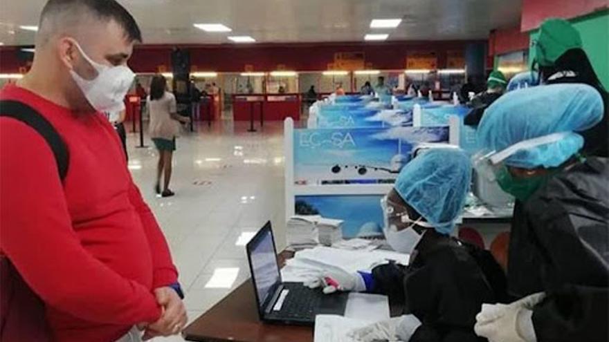 Los viajeros procedentes de África subsahariana son sometidos a controles adicionales en el aeropuerto. (Ministerio de Relaciones Exteriores)