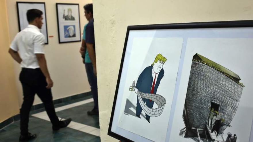 La muestra Agente Naranja, organizada por el artista cubano Ares, recoge una veintena de trabajos de trece caricaturistas sobre Donald Trump. (EFE)