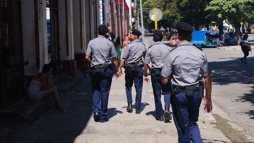 Agentes de uniforme y de civil custodiaban las calles del centro de La Habana. (14ymedio)