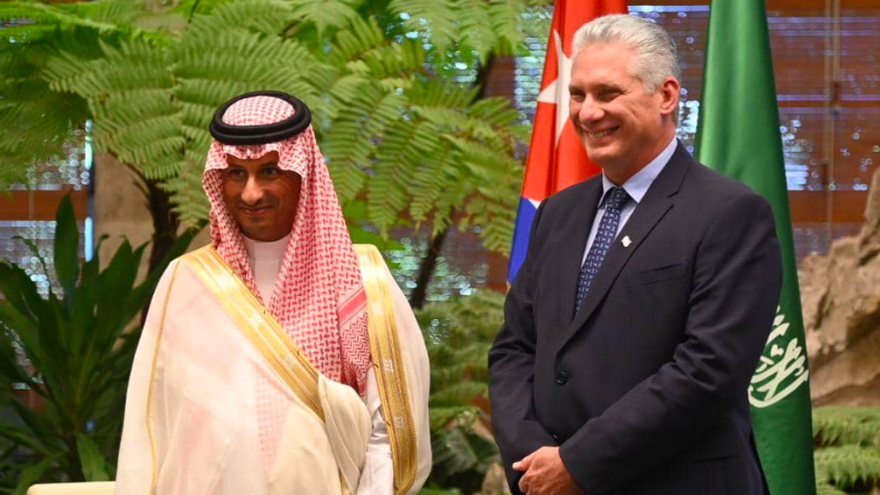 Al-Khateeb también aseguró que Arabia Saudita iba a mantenerse “al lado de Cuba” en la arena internacional. (Twitter/Presidencia de Cuba)