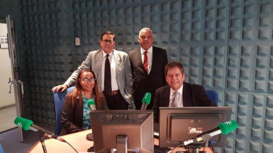 Alberto González Casals, de pie a la derecha, con una delegación del Ministerio de Exteriores cubano, durante una visita de trabajo a España en 2018. (Minrex)