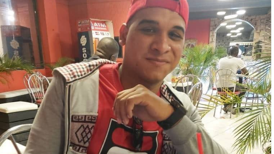 Alejandro Aguilera Milanés el pasado año en una cafetería. (Facebook)