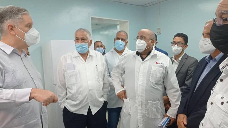 El viceministro cubano Alejandro Gil (izquierda), de visita en el Centro de Diagnóstico Integral de Santa Rosalía, en Venezuela. (Twitter/Dagoberto Rodríguez)