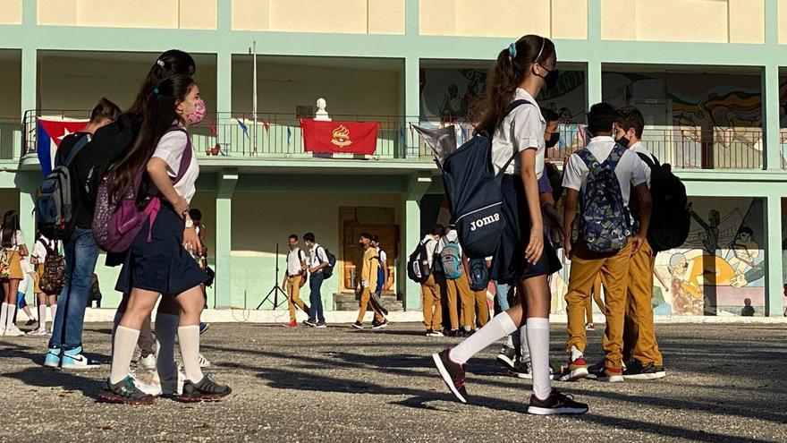 Alumnos de la escuela José Luis Arruñada en Nuevo Vedado, La Habana, en el inicio de un nuevo ciclo escolar. (14ymedio)