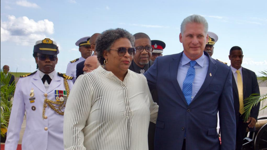 Mia Amor Mottley recibió a Díaz-Canel a su llegada a Barbados. (Presidencia Cuba)