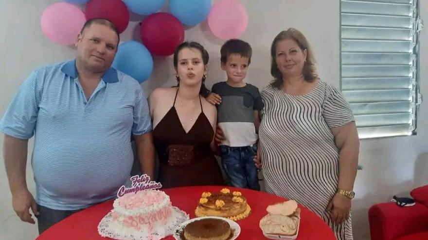 La doctora Anaelys Lopez junto a su esposo e hija fallecidos. Su hijo sobrevivió al accidente. (Facebook)