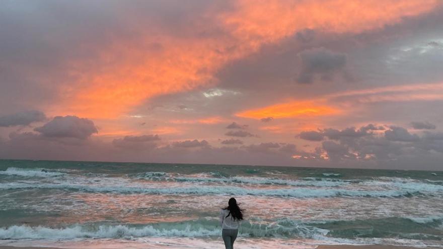 Anamely Ramos reflexionó ante el mar antes de regresar a Cuba. (facebook)