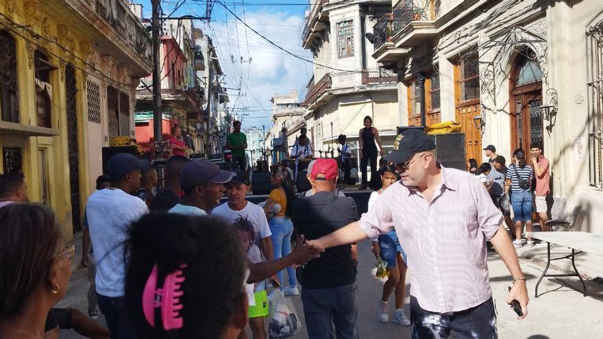 Andrés Levín iba y venía sonriente, saludando con familiaridad a los vecinos congregados delante del escenario callejero. (14ymedio)