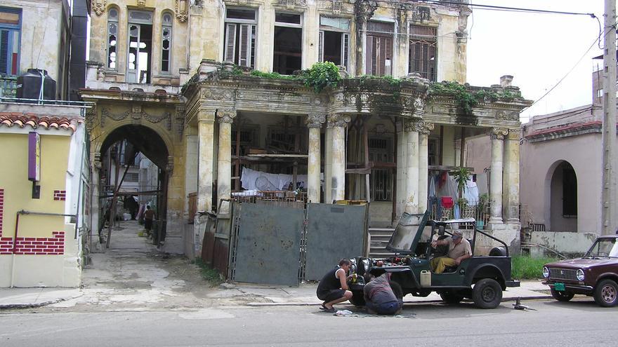 El Vedado, el antiguo barrio señorial en el corazón de La Habana, tampoco se libra de las ruinas. Aquí, lo que fue un palacete (14ymedio/BDLG)