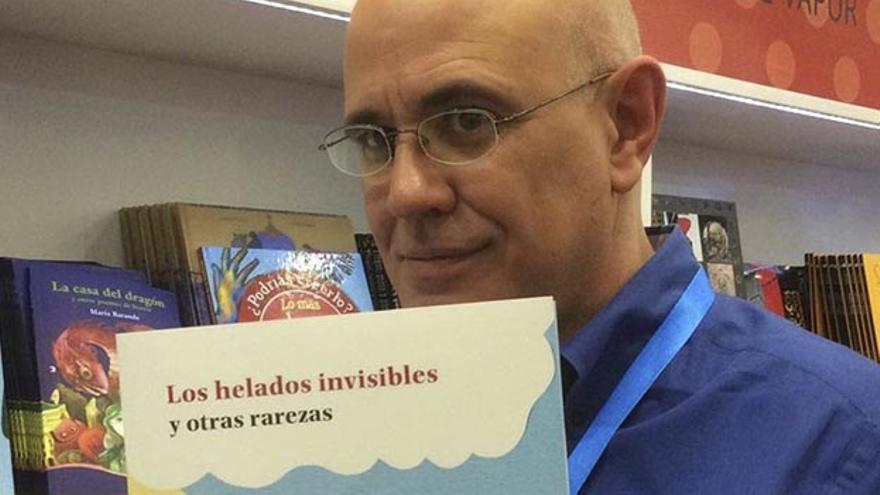 El escritor Antonio Orlando Rodríguez muestra su libro "Los helados invisibles y otras rarezas". (Facebook)