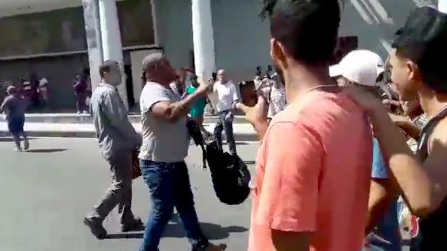 Los opositores Antonio Rodiles y Ángel Moya fueron detenidos tras protagonizar este sábado en el centro de La Habana. (Captura)
