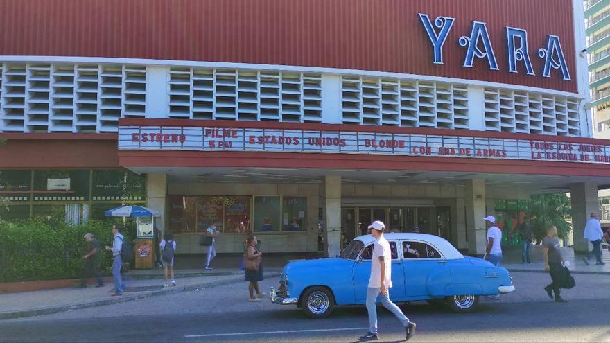 Anuncio de la proyección de 'Blonde' en el cine Yara de La Habana, este miércoles. (14ymedio)