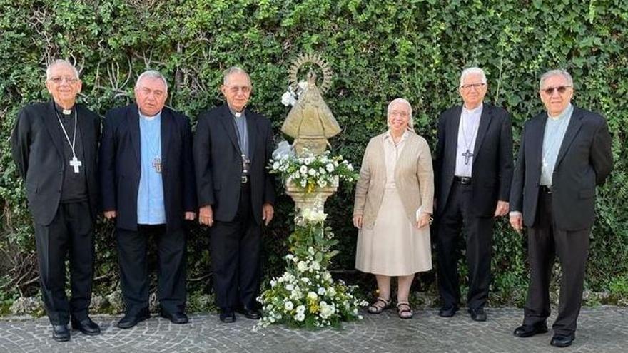 Los obispos cubanos y la religiosa capuchina María del Carmen Aparicio, junto a una imagen de la Virgen de la Caridad en los jardines del Vaticano. (Facebook/Diócesis de Santa Clara)