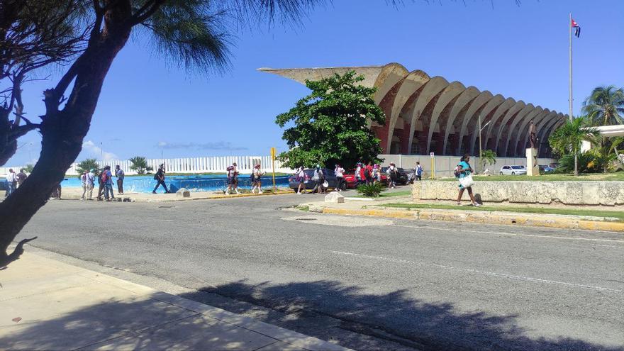 Apenas una treintena de muchachos, procedentes de escuelas cercanas, llegaron este viernes a la esquina de G y Malecón, en El Vedado. (14ymedio)