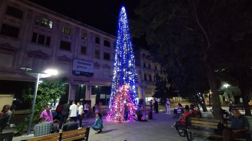 Árbol de Navidad en el Parque Fe del Valle de La Habana, este miércoles. (14ymedio)