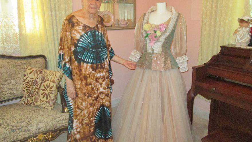 Carmen Fiol con un vestido inspirado en un retrato realizado por el pintor Armando Menocal a Rosario Armenteros y que se mostró en un desfile del evento Arte y Moda en ocasión de cumplir el Museo Nacional de Bellas Artes el 70 aniversario de su creación. (14ymedio)