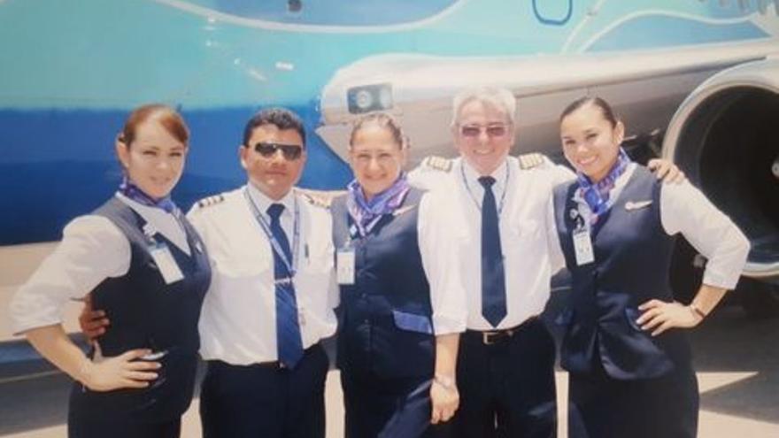 Marco Aurelio Hernández, segundo de derecha a izquierda, trabajó para Aerolíneas Damojh de 2005 a 2013. (Milenio) 
