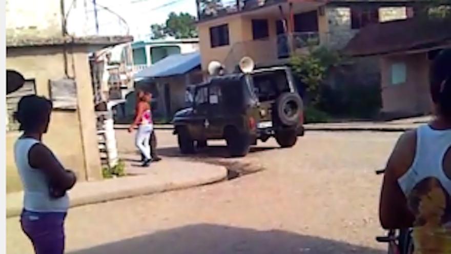 Auto con altavoces advirtiendo a los residentes de Palma Soriano que deben redoblar las medidas sanitarias. (Unpacu)