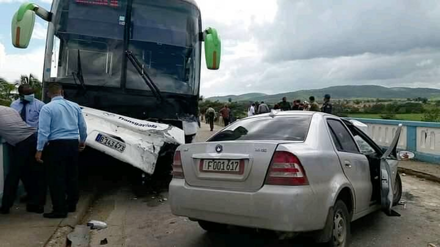 Una de las imágenes del accidente en Baire, Santiago de Cuba, compartidas por usuarios en redes. (Facebook)
