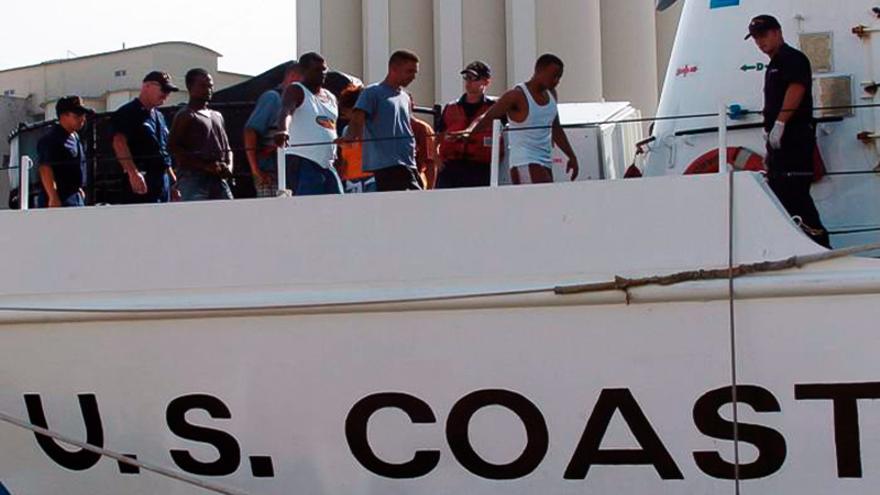 Balseros cubanos siendo repatriados por la Guardia Costera de Estados Unidos. (EFE)