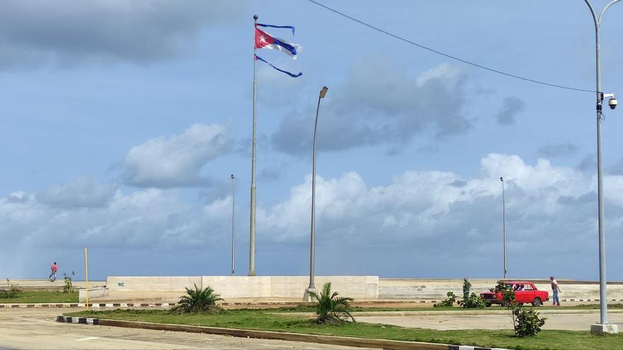 Bandera cubana en Malecón y G, en La Habana, tras el paso del huracán Ian. (14ymedio)