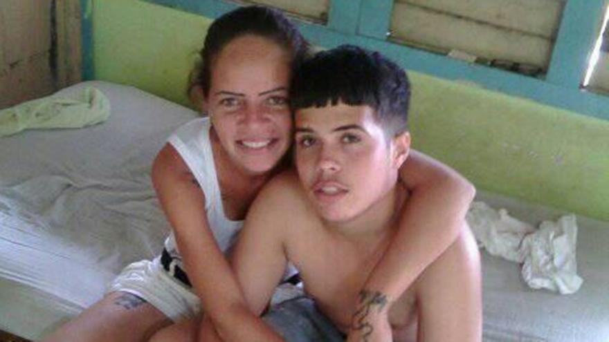 Bárbara Farrat Guillén junto a su hijo Jonathan Torres Farrat detenido el pasado 13 de agosto. (Facebook)