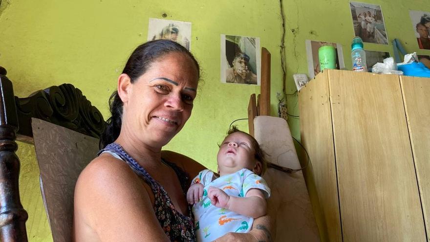 Bárbara Farrat Guillén junto a su nieto, hijo del joven Jonathan Torres Farrat detenido el pasado 13 de agosto. (14ymedio)