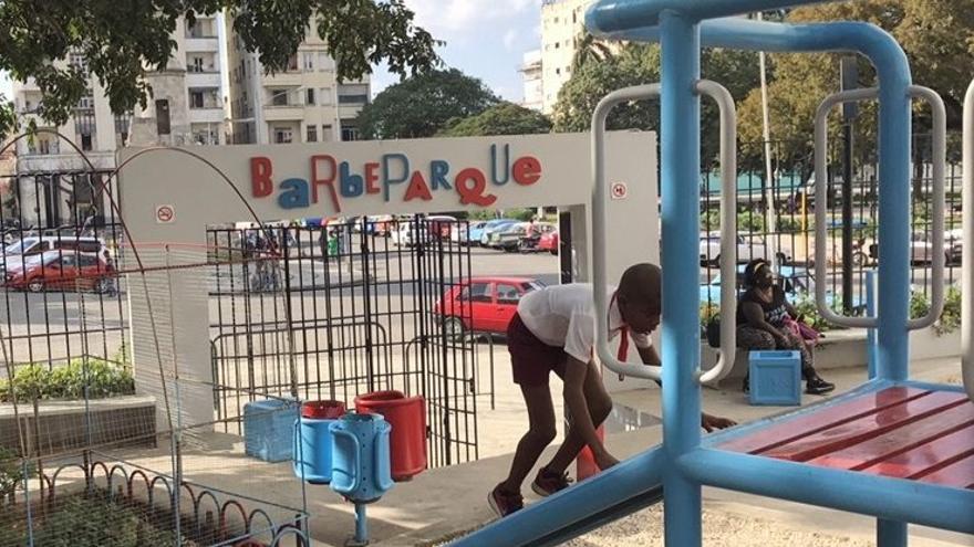 El parque público Barbeparque, rescatado, diseñado y construido por Artecorte en colaboración con estudiantes del Instituto Superior de Diseño de La Universidad de La Habana y la Oficina del Historiador. (Ted Henken)