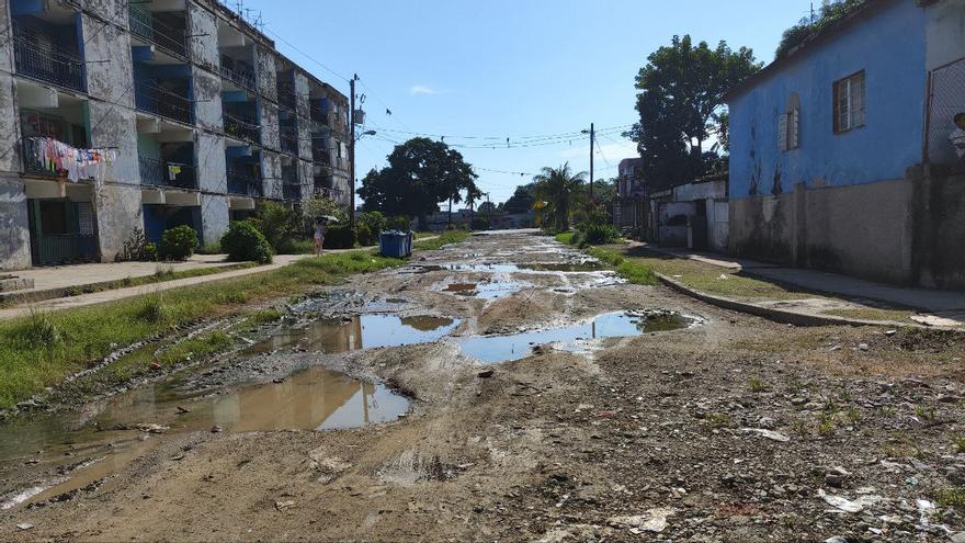 Los baches de las calles se llenaron de agua y el fango alcanzó las deterioradas aceras en el Barrio Obrero de San Miguel del Padrón, en La Habana. (14ymedio)