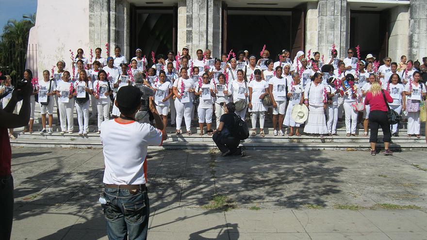 Damas de Blanco frente a la iglesia de Santa Rita en La Habana. (Agustin Lopez Canino)