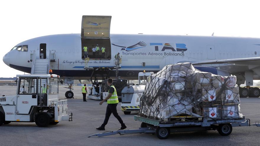 Un avión de carga procedente de Bolivia llega al Aeropuerto Internacional José Martí con 62.3 toneladas de ayuda por el incendio, este lunes en La Habana. (EFE/Ernesto Mastrascusa)