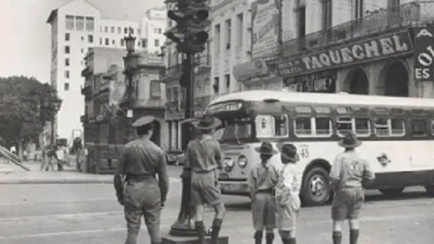 Los policías se habían esfumado y los Boy Scouts dirigían el tránsito en una de las intersecciones más importantes de la capital. (Archivo)