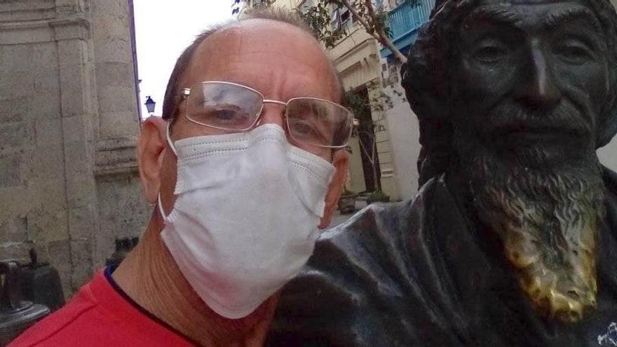 El profesor dijo que pretendía caminar desde la estatua del Caballero de París, en La Habana Vieja, hasta el Parque Quijote, en El Vedado. (Facebook)
