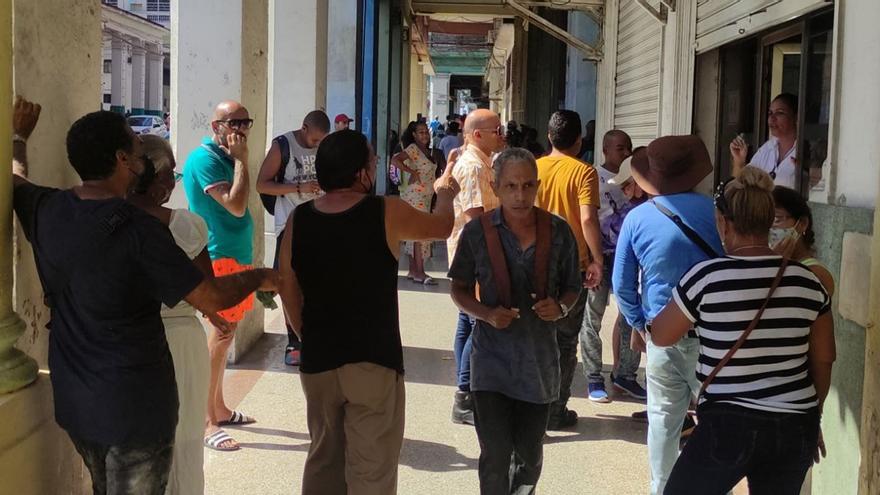 La céntrica Cadeca de Belascoaín, entre Zanja y Salud, en La Habana, este 23 de agosto en la mañana. (14ymedio)
