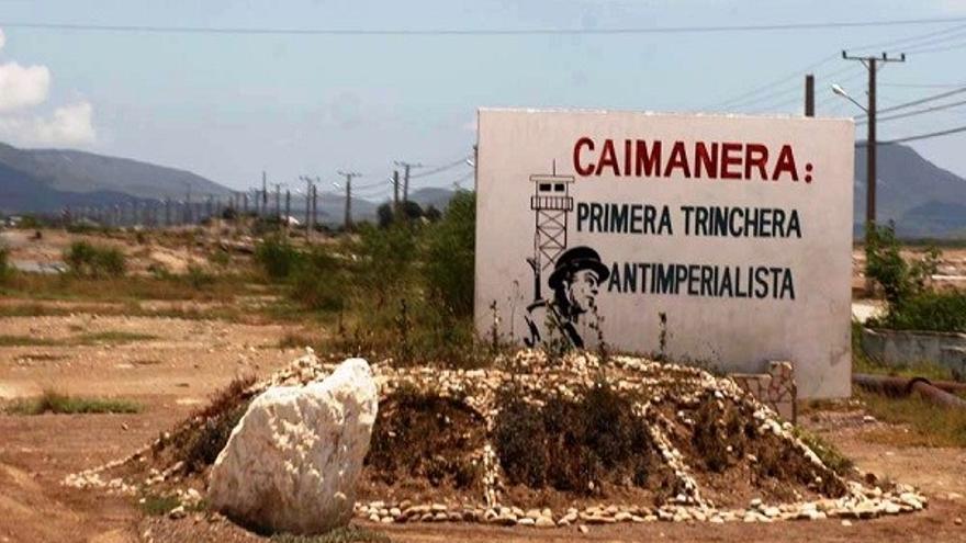"Caimanera, primera trinchera antiimperialista", reza el cartel que recibe a quienes arriban a este enclave, un inédito vestigio de la guerra fría donde viven 11.173 personas. (Cubanet)