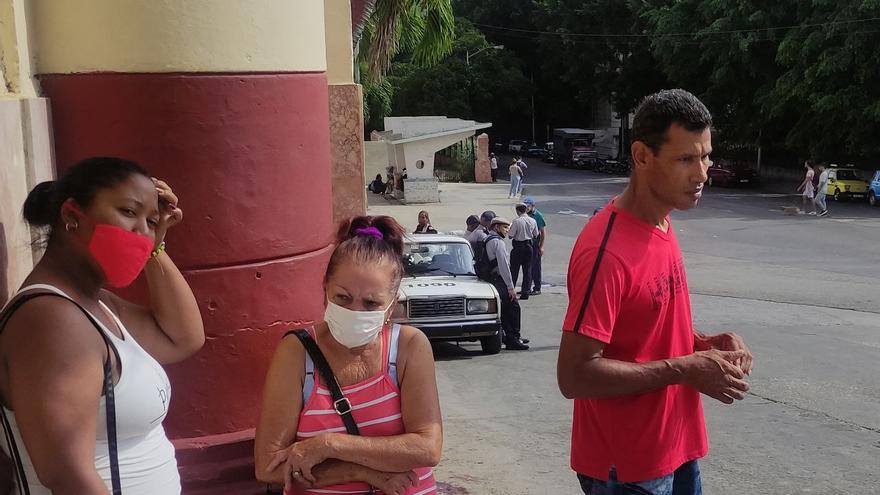 The Calixto García has also been under a strong police operation this morning by uniformed and plainclothes police.  (14ymedio)