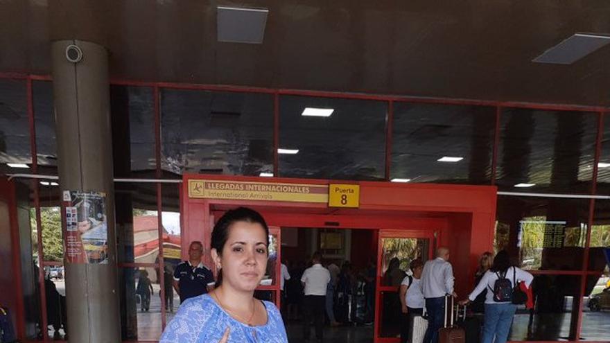 Camila Acosta en el aeropuerto en el momento de saber que no podría viajar por orden del Gobierno. 