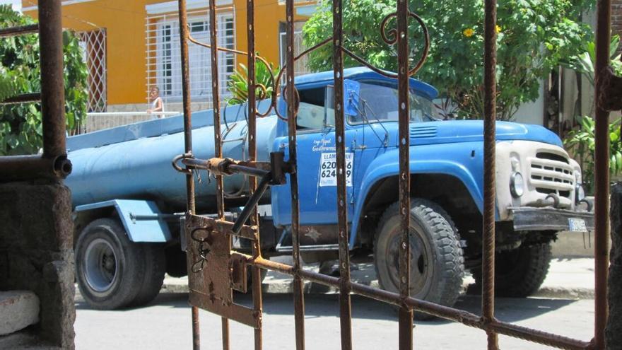 Camión cisterna en una calle de Santiago de Cuba. (Yosmani Mayeta)