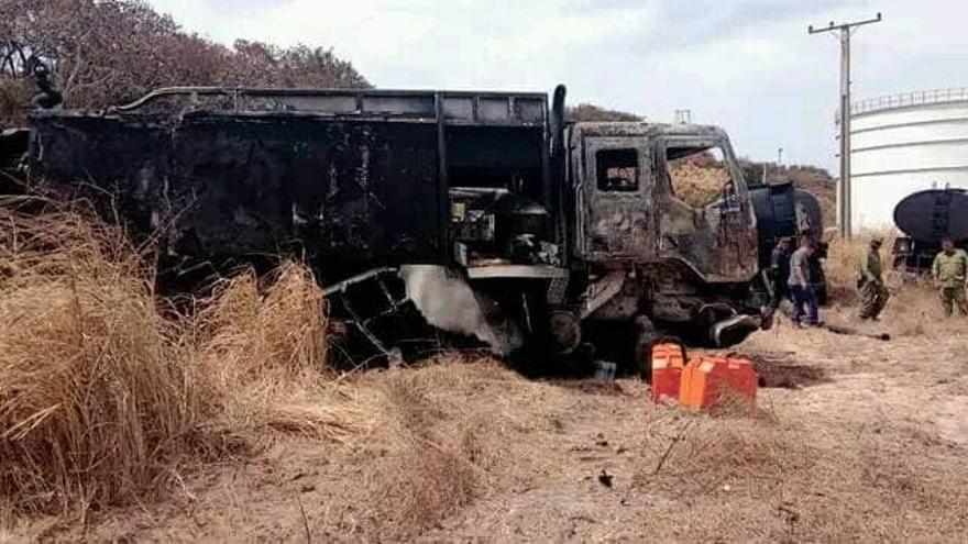 Camión calcinado en el escenario del incendio de la Base de Supertanqueros de Matanzas. (TV Yumurí)