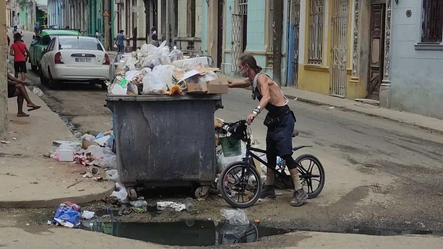  Camiones recolectores que no pasan y basureros desbordados son parte de las quejas en Centro Habana. (14ymedio)
