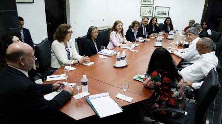Imagen difundida por la Cancillería cubana del encuentro del viceministro de Relaciones Exteriores, Carlos Fernández de Cossío, con las funcionarias estadounidenses este miércoles. (Minrex)