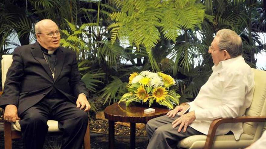 El Cardenal Jaime Ortega reunido con el presidente Raúl Castro. (EFE)