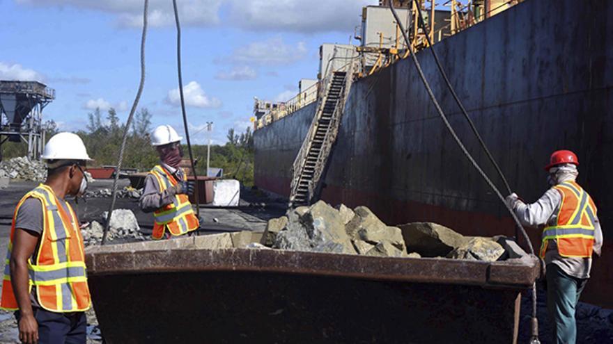 Carga la piedra rajón en el barco ha requerido trabajadores cargueros especializados en construcción para movilizar rocas de hasta un metro. (ACN)