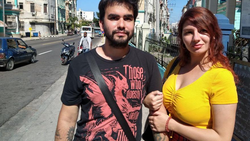 El cubano Carlos Jiménez y su esposa Daria, en una calle de La Habana. (14ymedio)