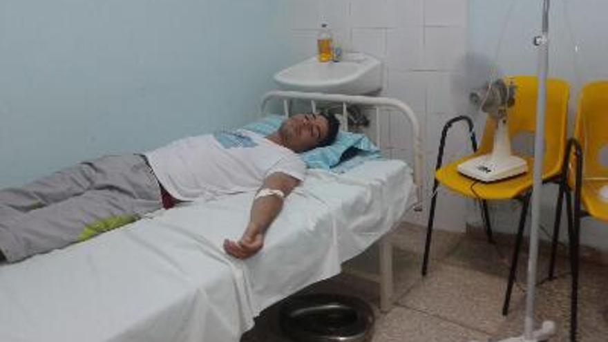 Carlos Amel Oliva recibiendo suero hidratante en el Policlínico 28 de Septiembre. (Twitter)