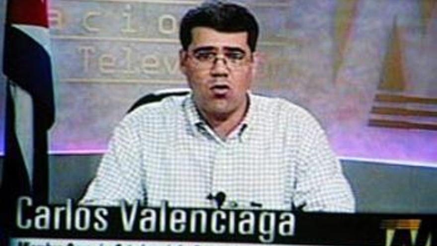 Carlos Valenciaga, jefe de despacho de Fidel Castro, mientras daba lectura a la Proclama en la noche del 31 de julio de 20016. (Televisión)