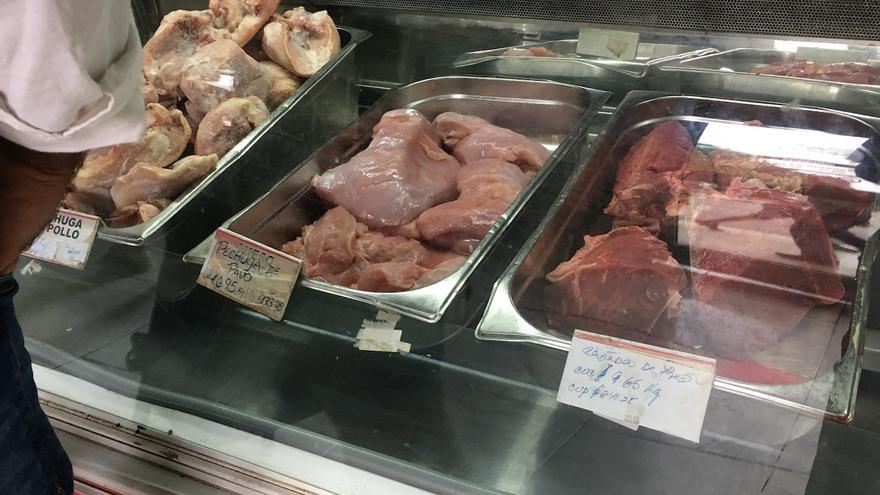 Carne proveniente de Brasil a la venta en un mercado estatal de la calle Reina, en La Habana. (14ymedio)