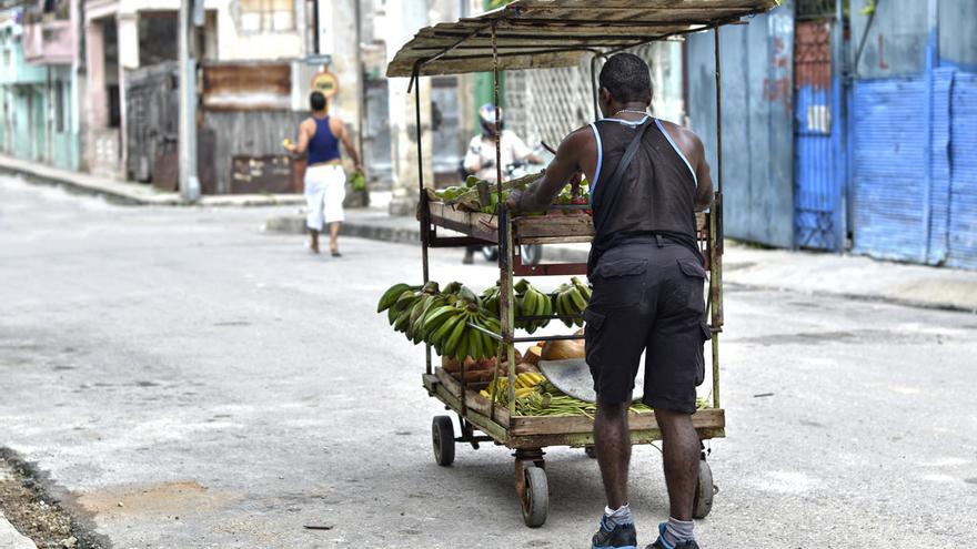 Carretillero en una calle de La Habana. (CC)