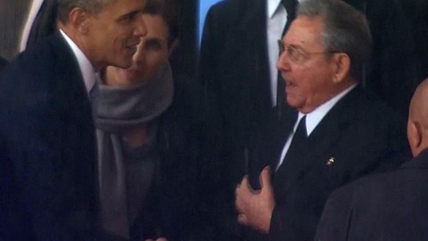 Raúl Castro y Barack Obama se saludan por primera vez en los actos por los funerales de Nelson Mandela, en Sudáfrica
