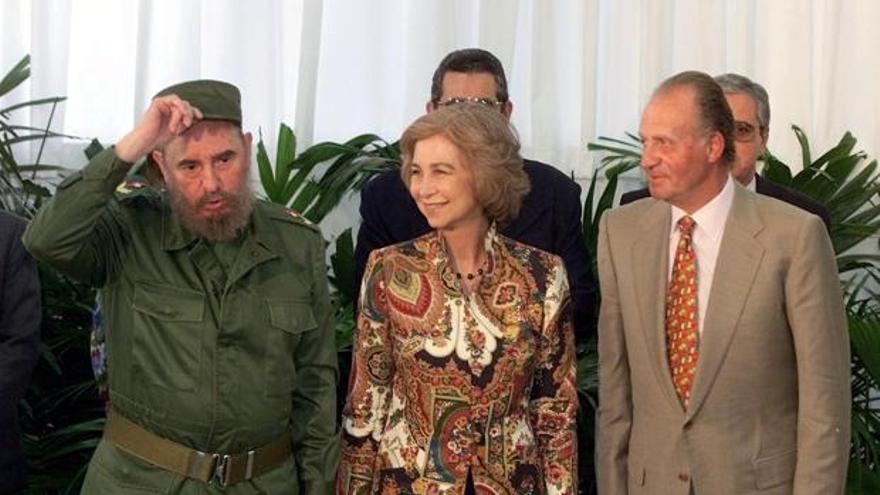 Fidel Castro recibió a los anteriores  reyes de España, Juan Carlos y Sofía, en 1999. (EFE/Archivo)